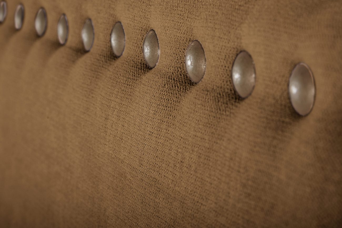 El Arte de Elegir el Color Perfecto para tu Cabecero de Cama cabecero-cama-madrid-marron-detalle-1-scaled-scaled